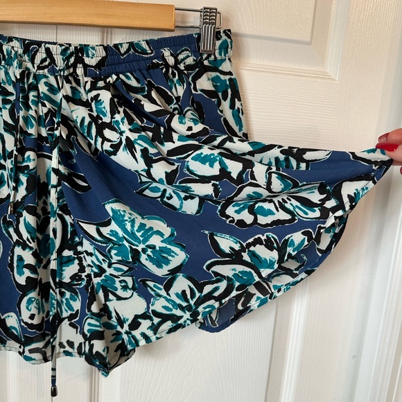 Romeo & Juliet Couture Floral Shorts Sz. M - Picture 4 of 4